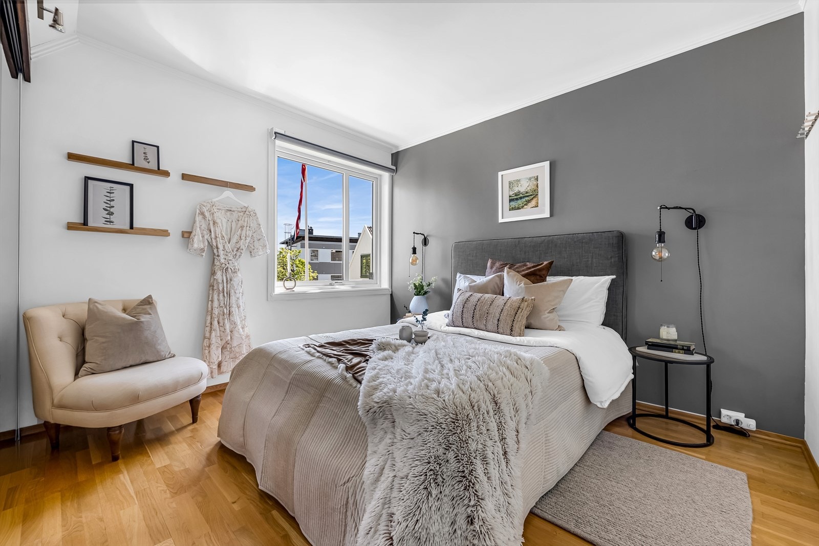 Hovedsoverommet har plass til romslig dobbeltseng, garderobe og nattbord. Galleribilde