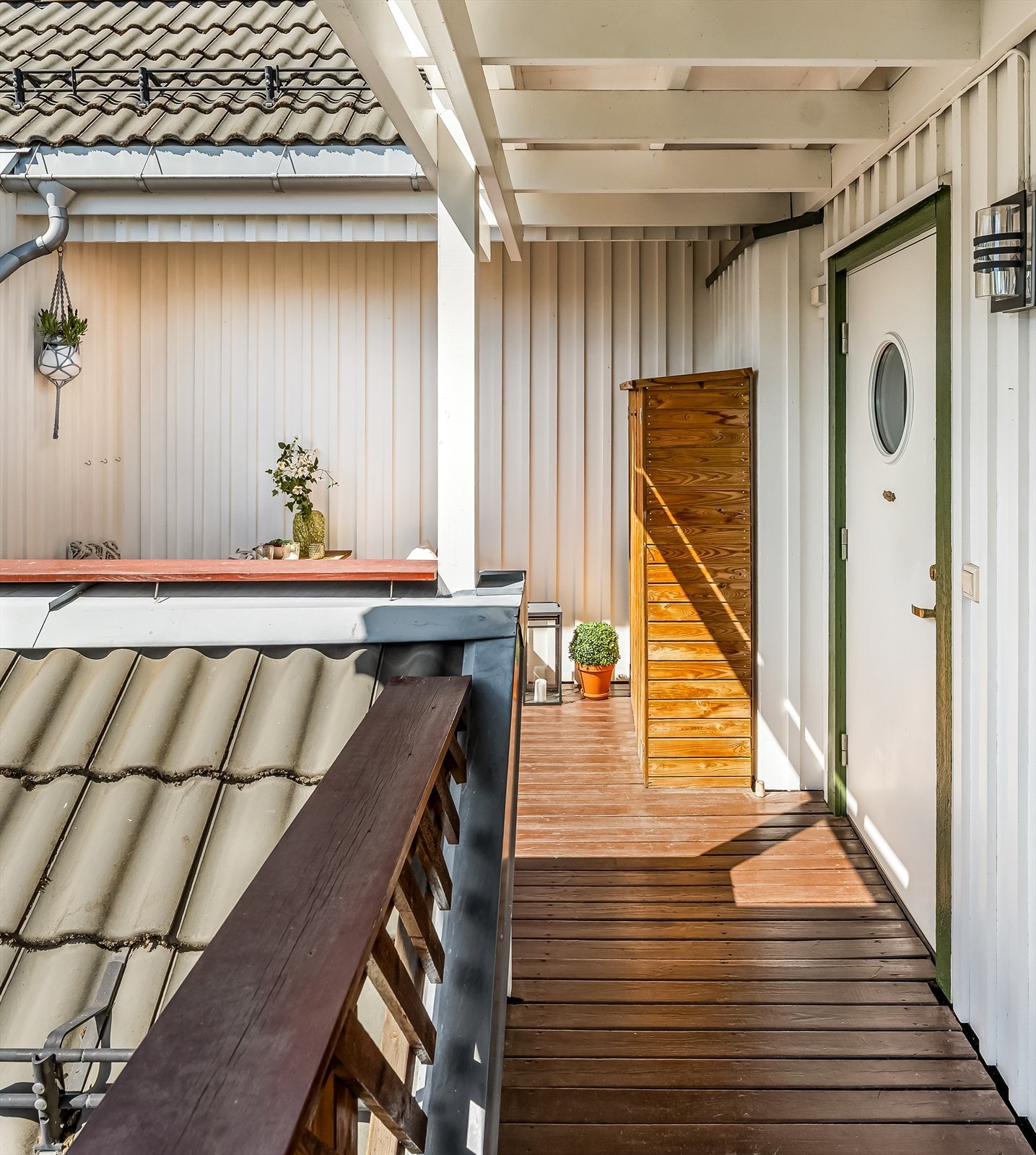 Leiligheten har egen inngang og en lun terrasse med gode solforhold. Galleribilde