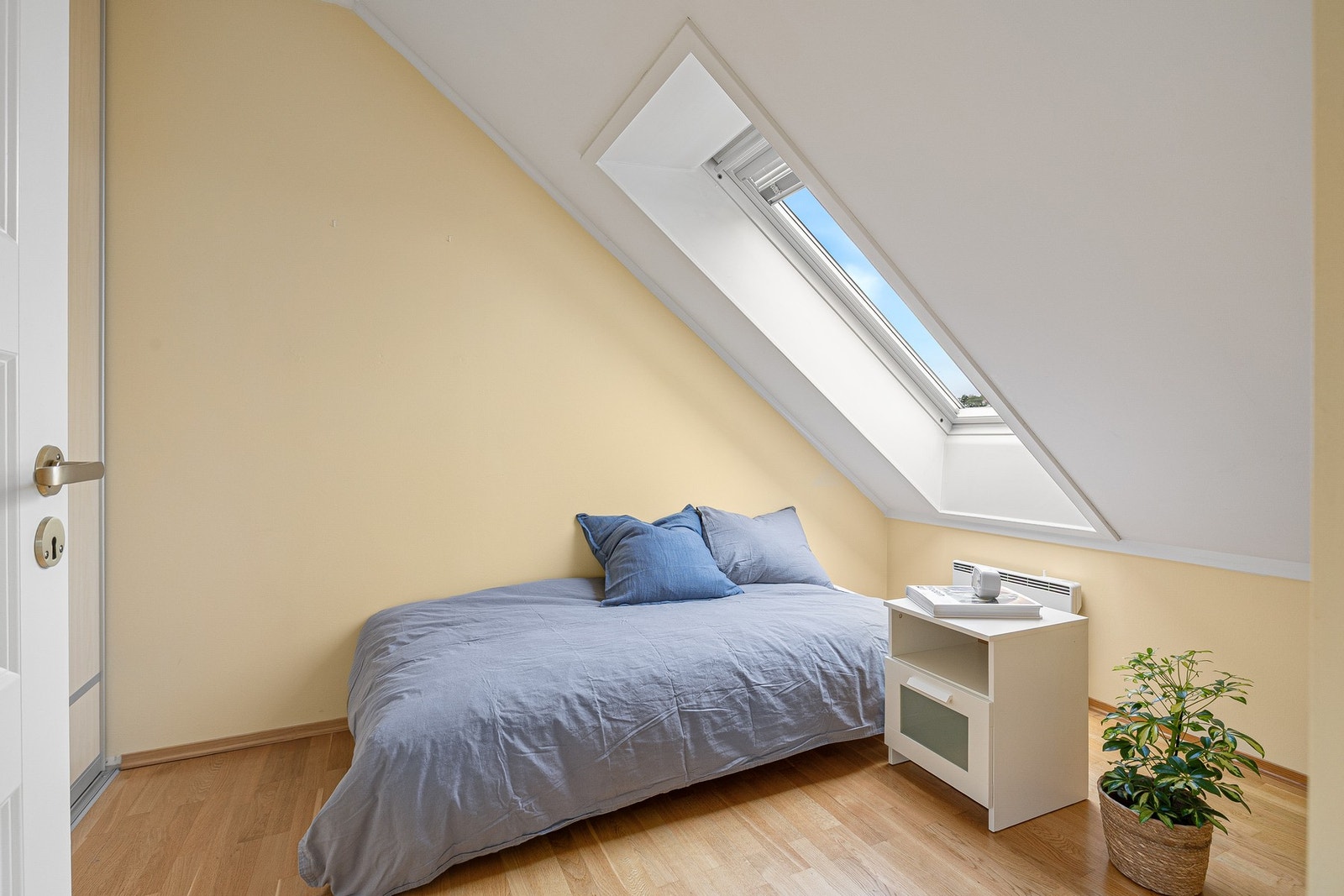 Soverom 1 måler 6,5 kvm og har god plass til dobbeltseng, nattbord og annet møblement etter eget ønske. Det er også her en plassbygd skyvedørsgarderobe som vil medfølge i handelen. Galleribilde