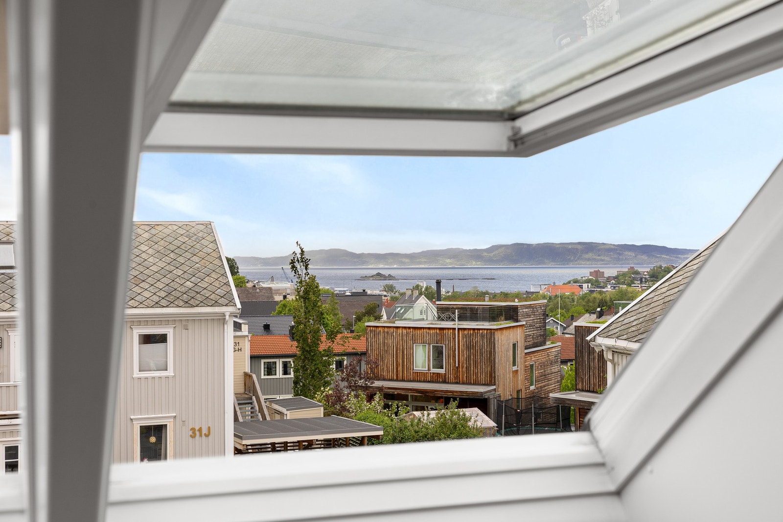 Detaljbilde. Fra takvinduene åpner det seg en storslått utsikt mot Munkholmen og Trondheimsfjorden. Galleribilde