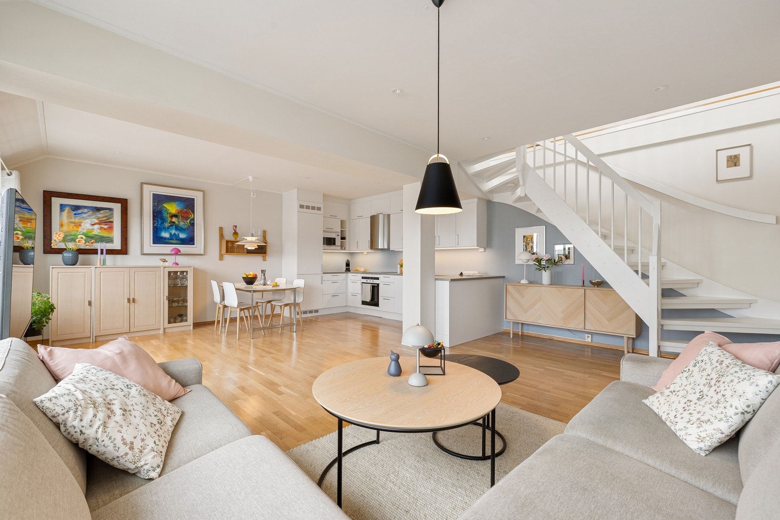 Leiligheten måler hele 83 kvm (BRA-i) og inneholder entré, stue/kjøkken, bad, loftstue, toalettrom og 2 soverom. Utover dette har du bod i felles kjeller, samt p-plass i carport med elbil-lader. Galleribilde
