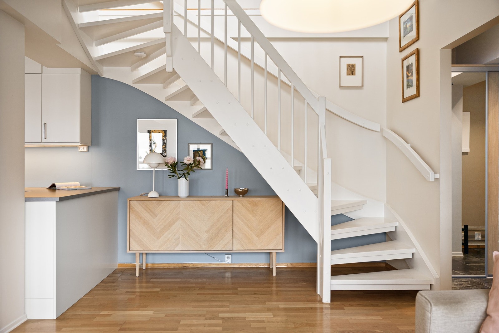 Trappen leder deg opp til loftsetasjen med en koselig loftsstue og to soverom. Galleribilde