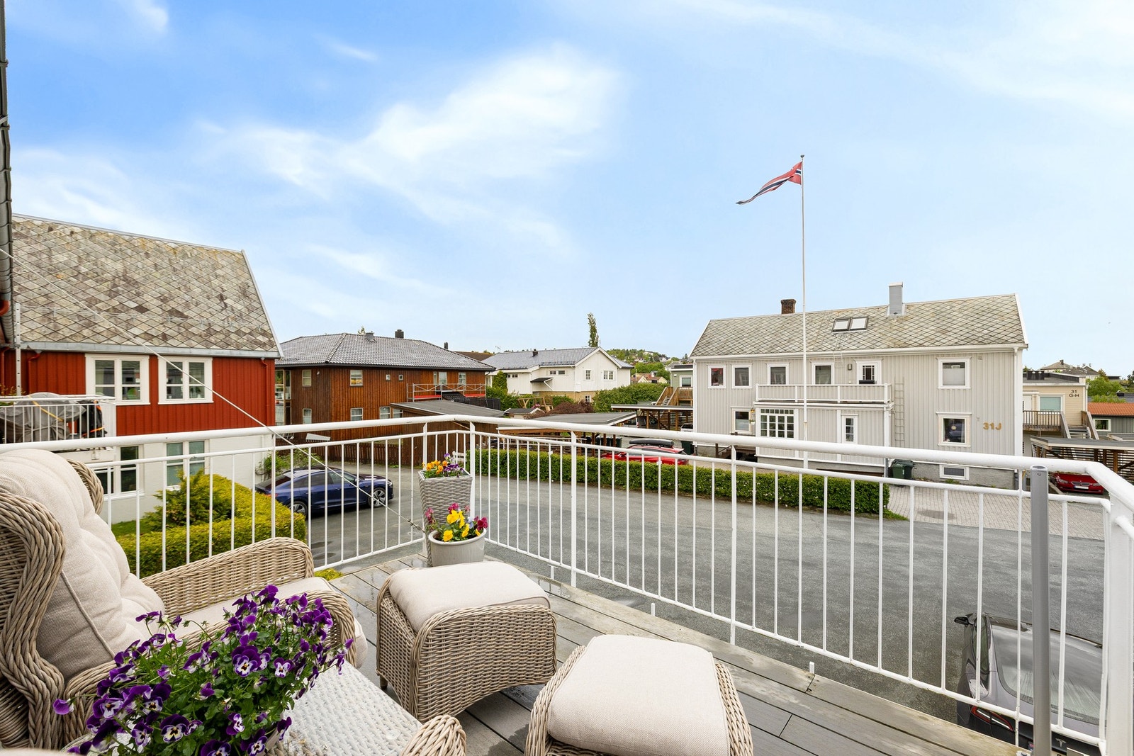 Leiligheten har en meget god beliggenhet og gir med det god oversikt over tunet og ellers en langstrakt og fin utsikt. Galleribilde