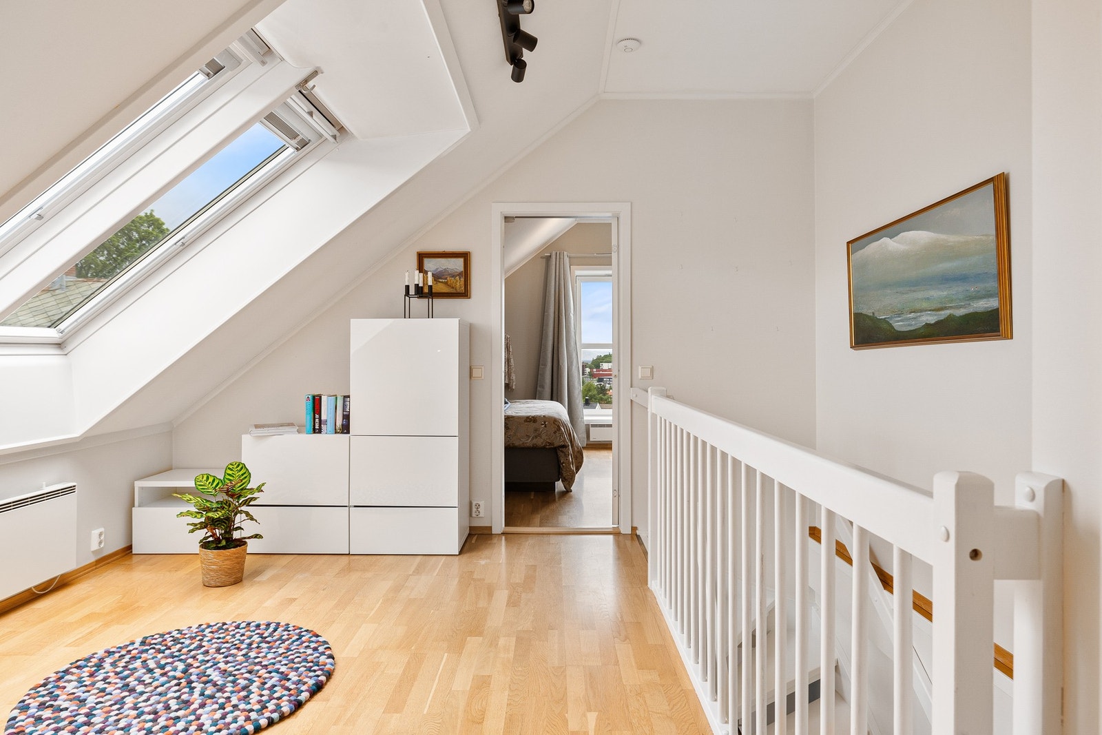 Loftstuen er på 11,9 kvm og har plass til sittegruppe eller annet ønskelig møblement. Ypperlig for bruk til eksempelvis et hjemmekontor. Galleribilde