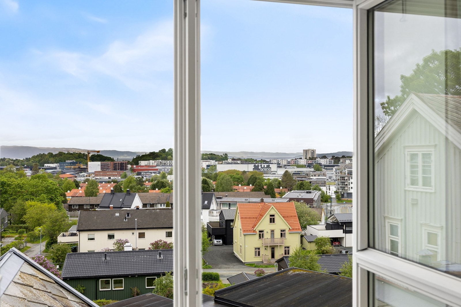 Fra soverommet har du flott utsikt mot østbyen og trivelige nabolag. Galleribilde