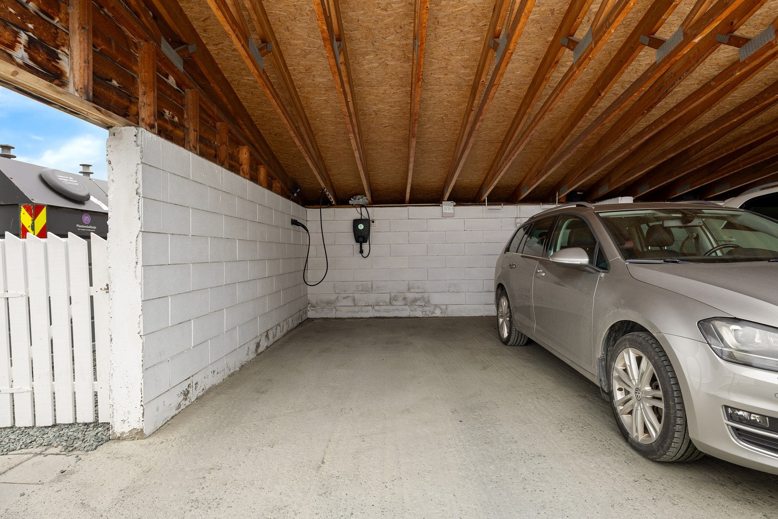 Det disponeres én P-plass i carport med elbil-lader(Zaptec pro). Utover dette er det 4 gjeste-parkeringsplasser på tunet, samt 2 plasser bak carport. Galleribilde