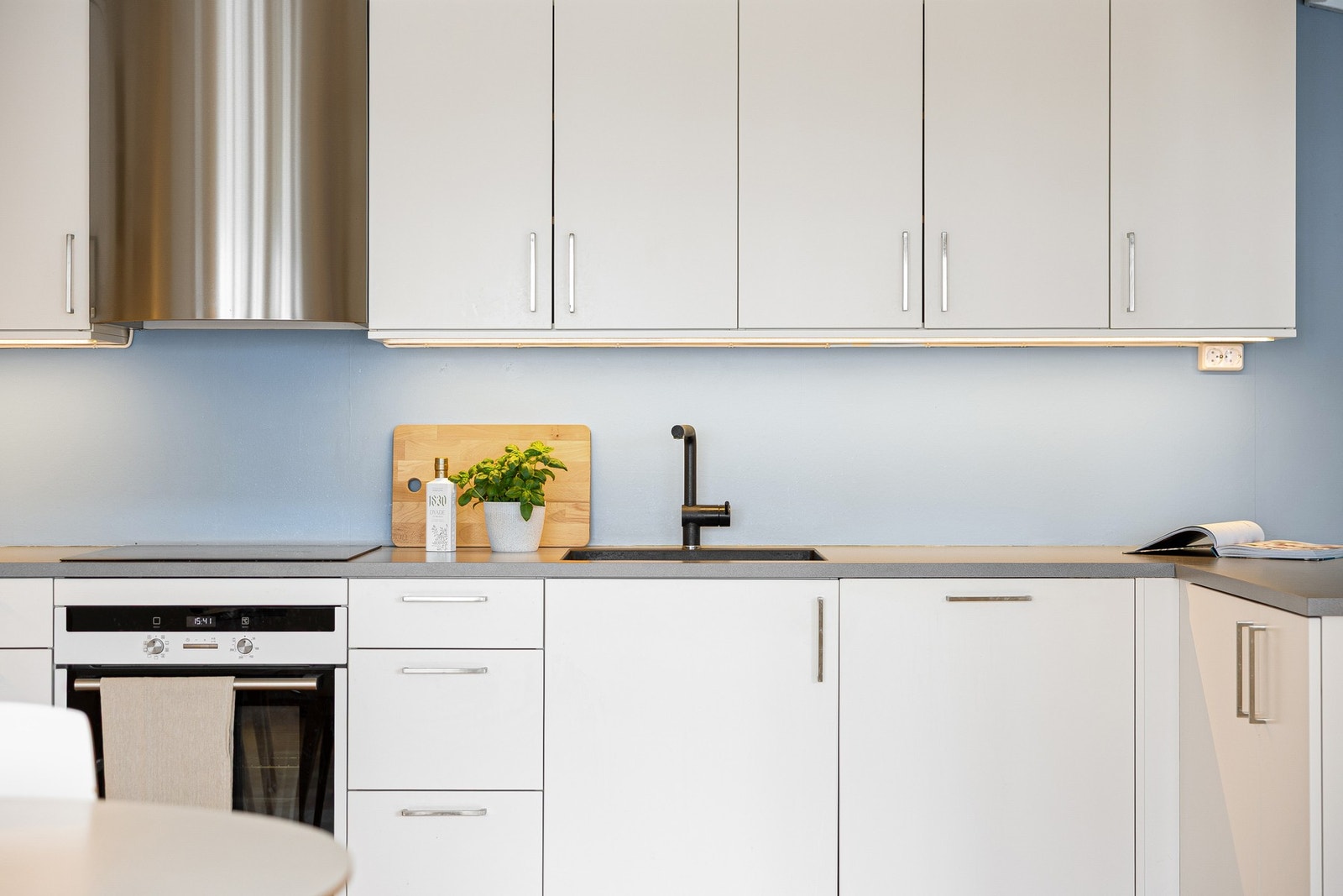 Det lyse kjøkkenet har kvaliteter som underlimt vask og en flott kjøkkenhette fra kvalietetsleverandøren Røroshetta. Galleribilde
