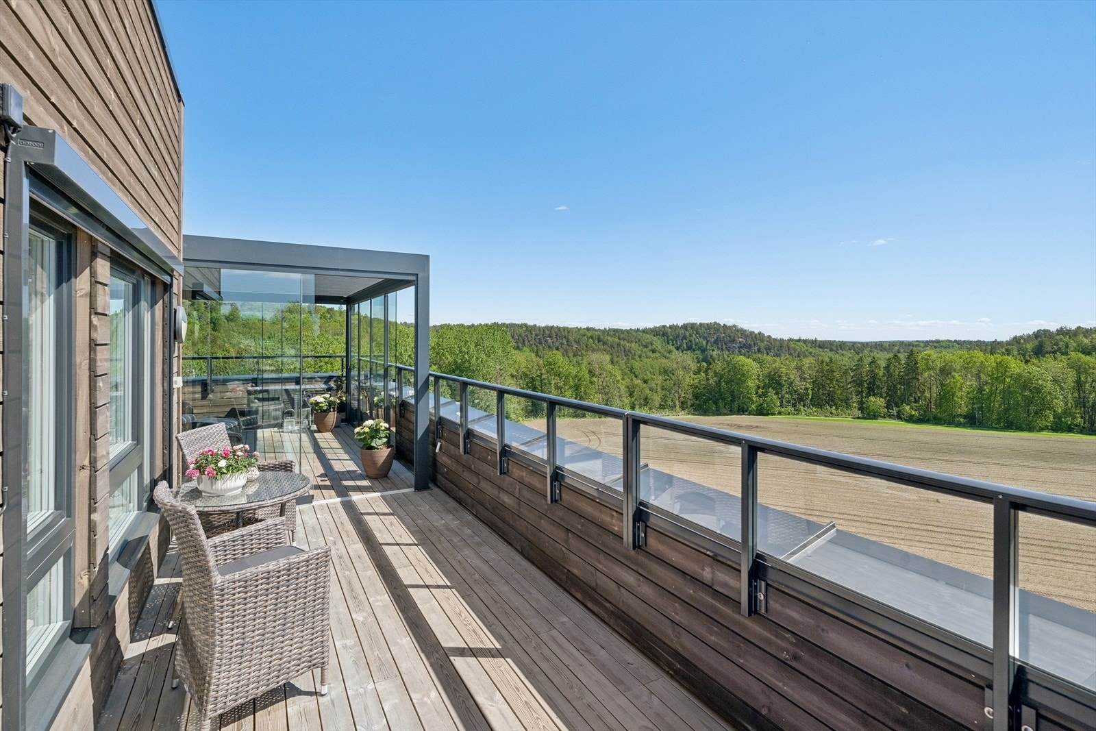Om man ønsker sol i ansiktet kan man også sitte under åpen himmel Galleribilde