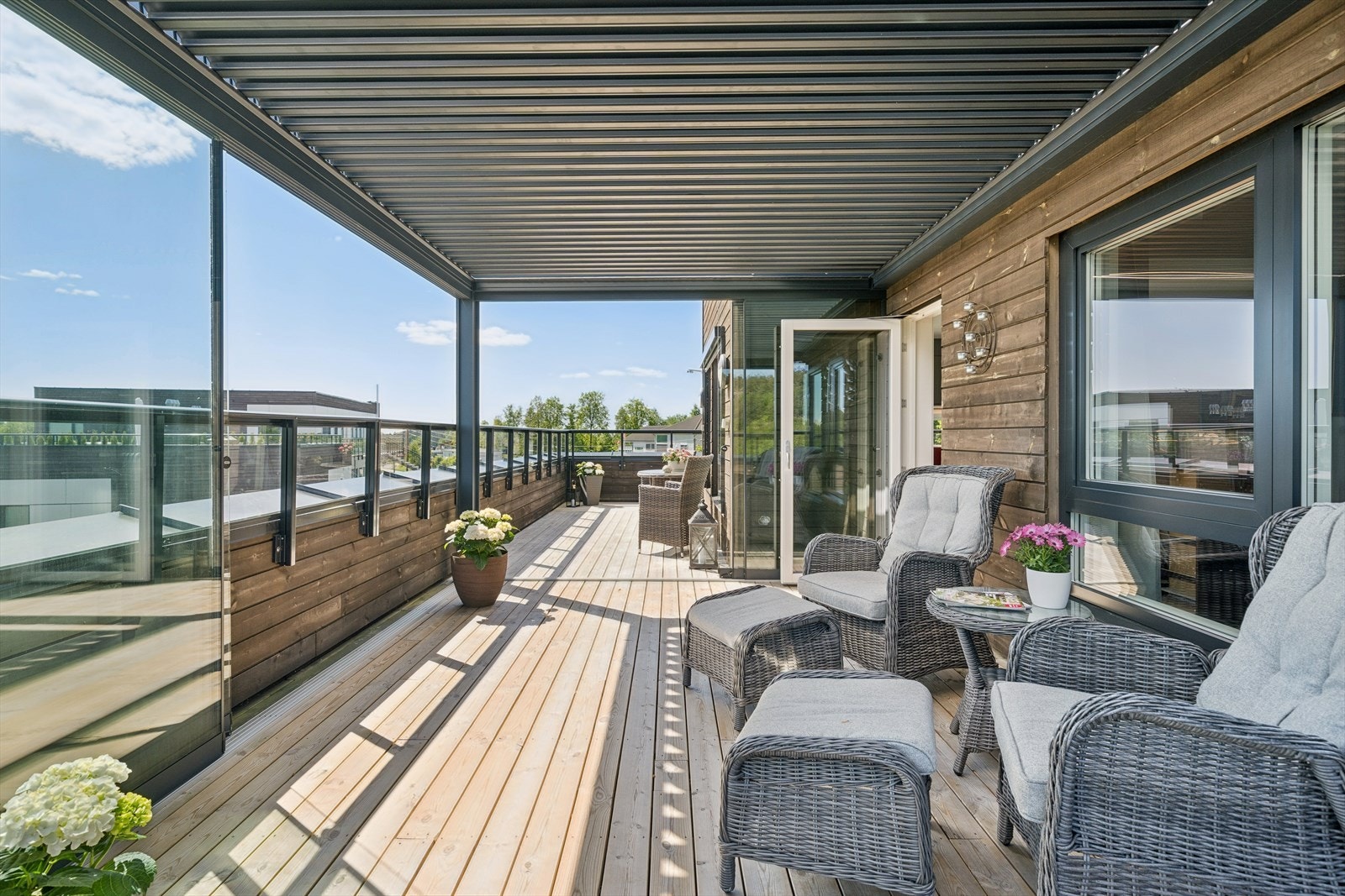 Herlige utearealer med terrasse rundt hele leiligheten! Galleribilde