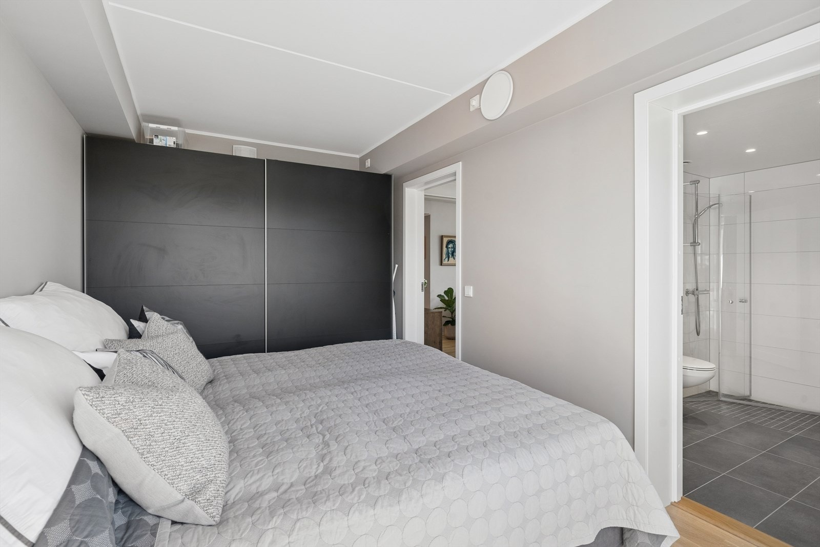 Mye garderobeplass Galleribilde