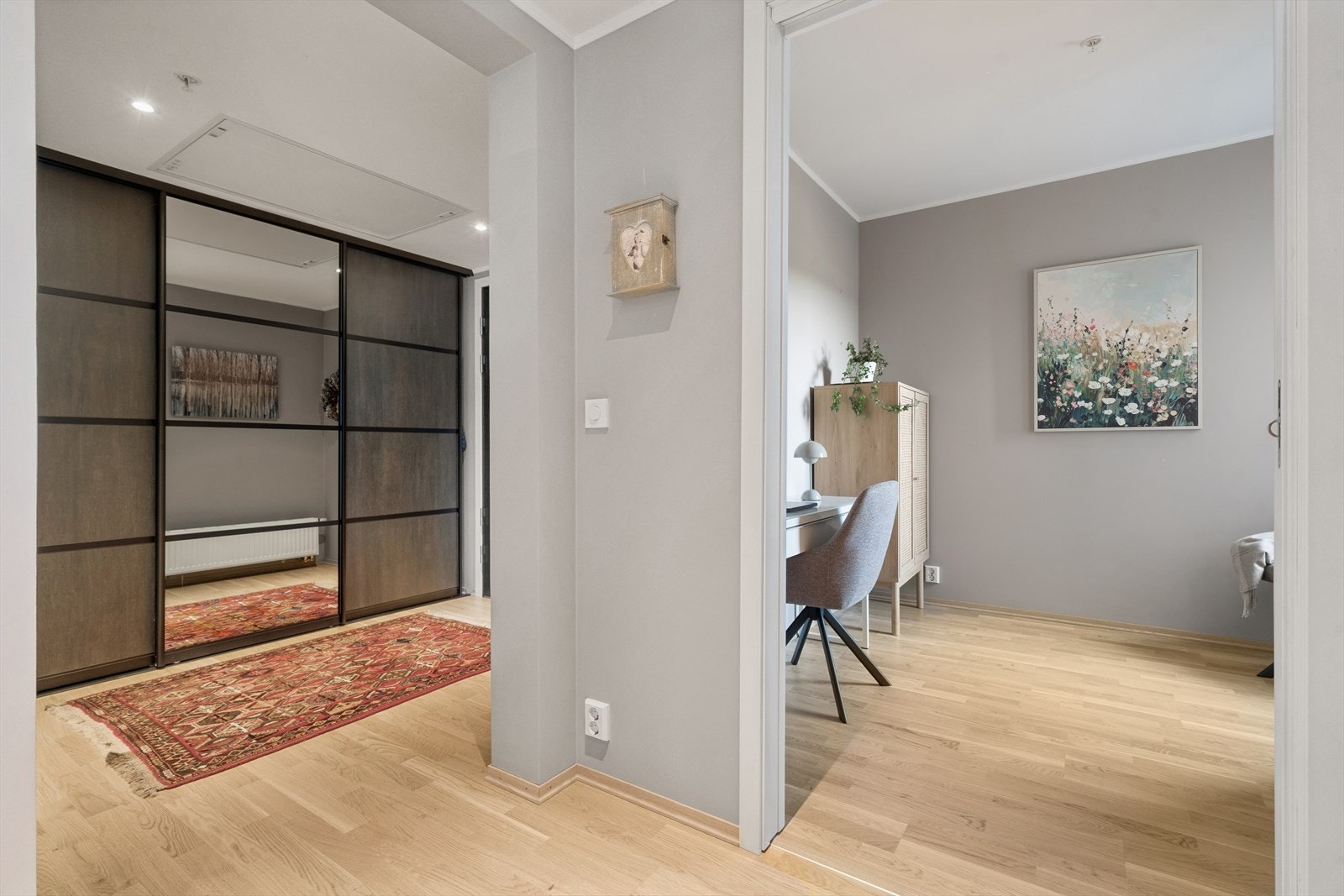 Entreen har stor skyvedørsgarderobe og er pent innredet. Et kontor/soverom ligger rett innenfor Galleribilde