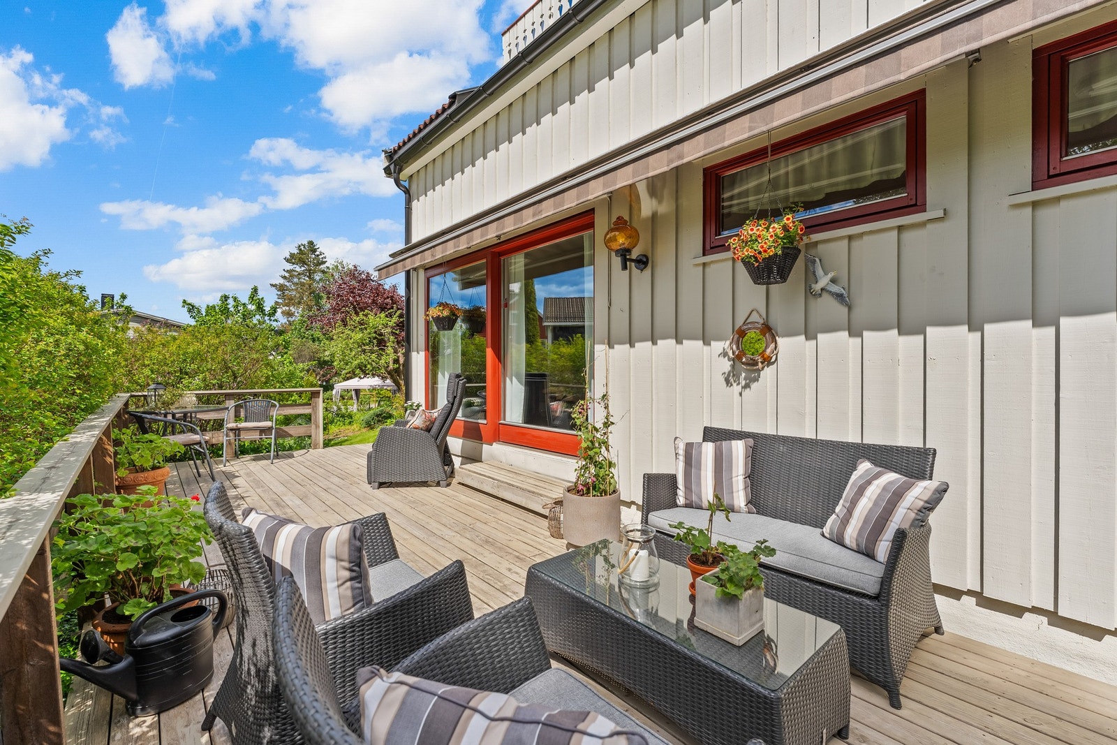 Terrassen har god plass til både spisegruppe, lounge-møbler, grill og øvrig utemøblement etter eget ønske og behov. Galleribilde