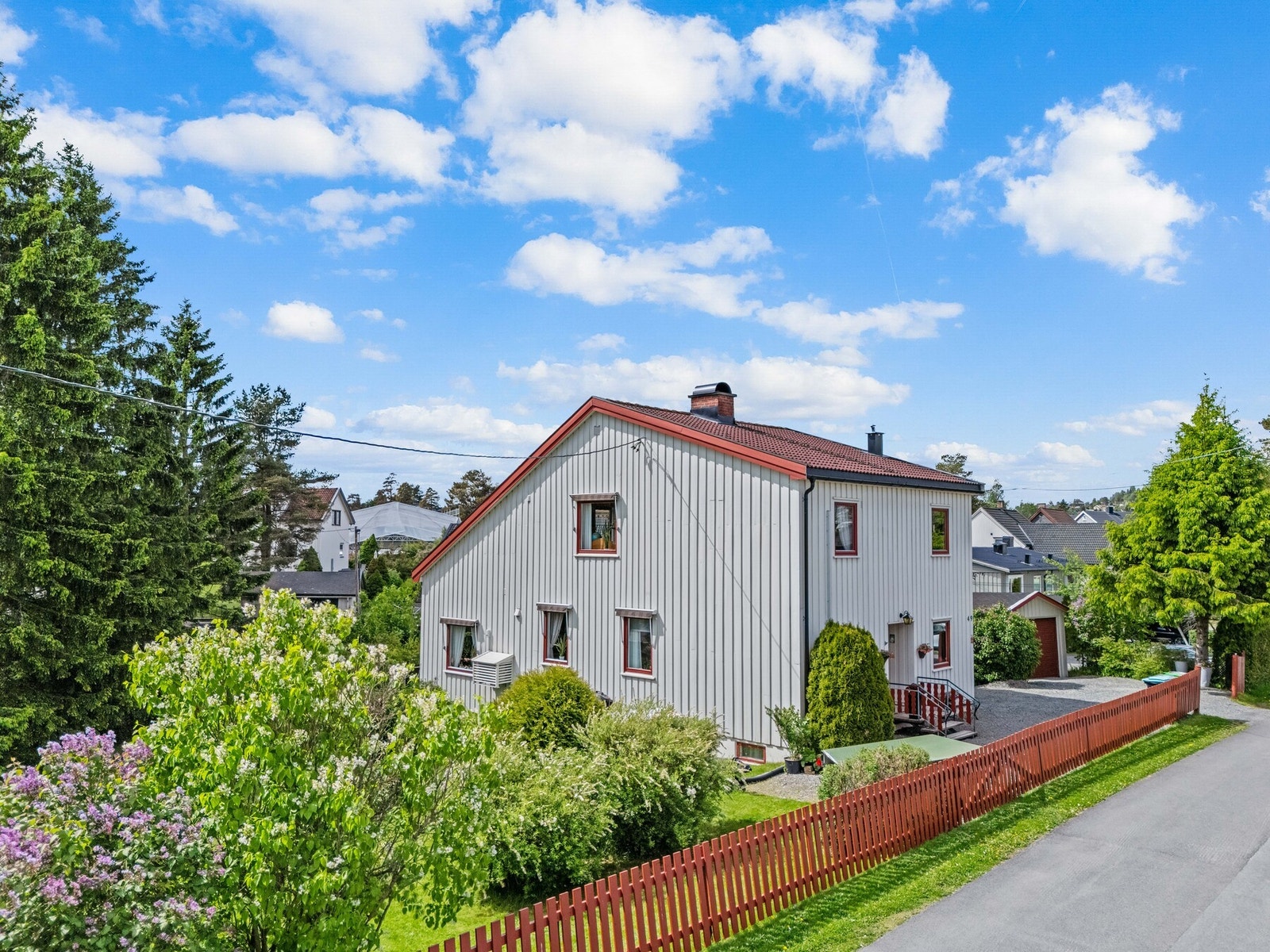 Boligen har en praktisk og familievennlig planløsning med 3 soverom, 3 stuer, 2 kjøkken og 2 bad, samt en kjeller med rikelig med bodareal. Galleribilde