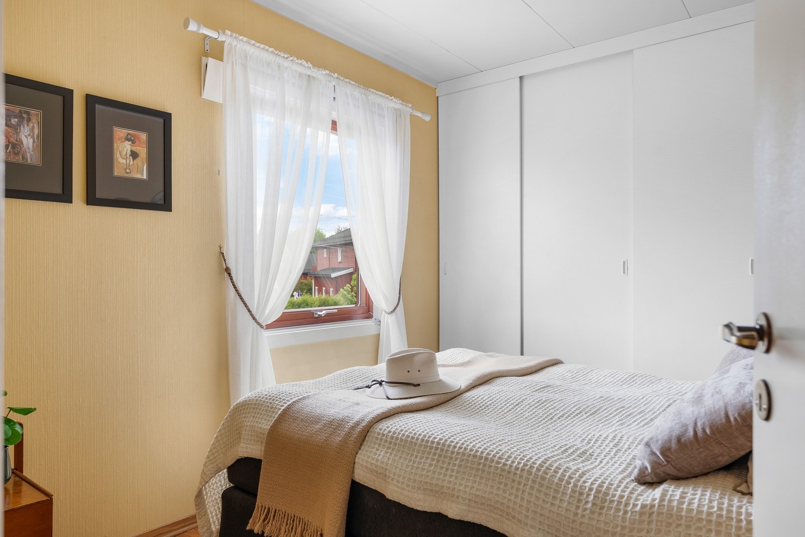 Soverommet i 2. etasje fremstår som romslig og innbydende, med god plass til dobbeltseng og tilhørende nattbord. Galleribilde