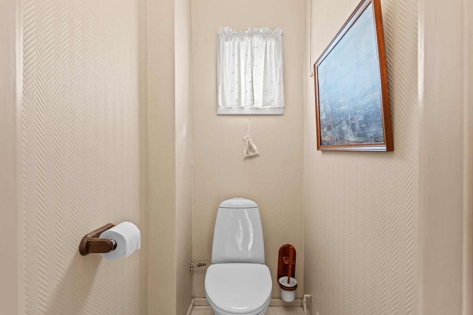1.etasje har et praktisk toalettrom, vegg i vegg med badet, med gulvstående klosett. Galleribilde
