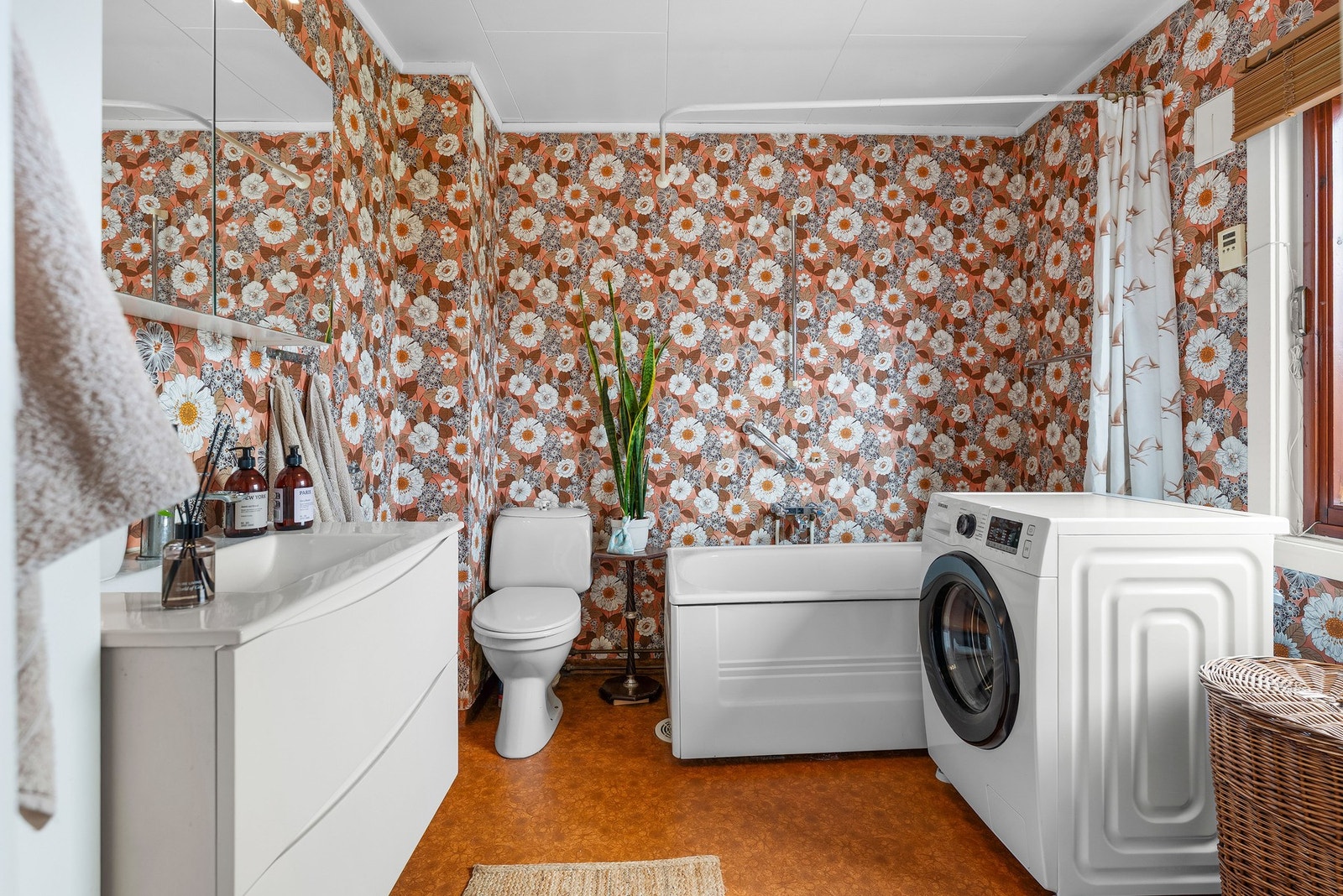 Badet i 2. etasje er utstyrt med baderomsinnredning bestående av benkeskap, veggskap og høyskap med glatte fronter, servant samt dusj i badekar og gulvstående klosett. Galleribilde