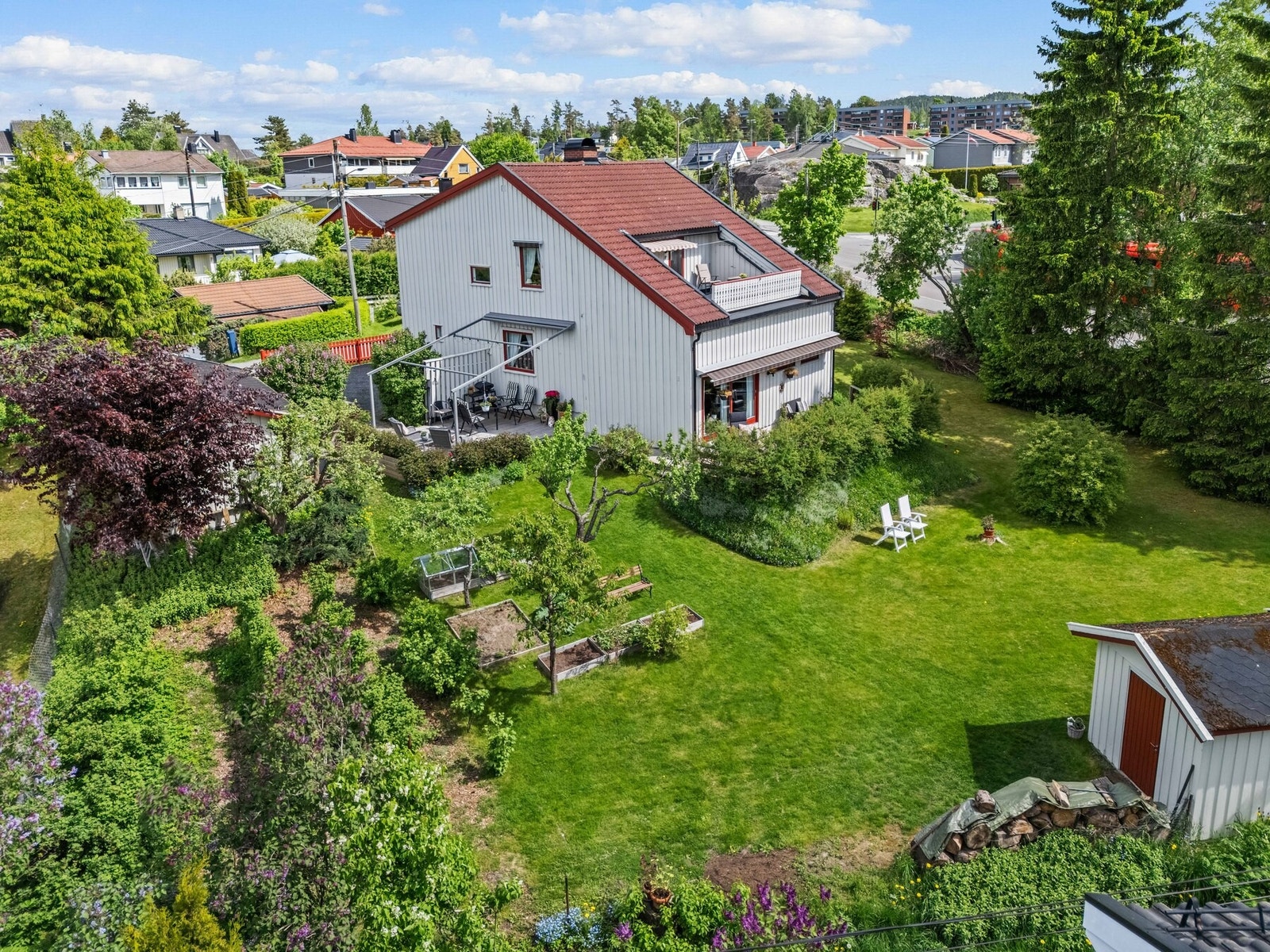 Eiendommen på over 1,4 mål ligger i en blindvei i et etablert nabolag med kort vei til skoler og barnehager og med gangavstand til Strømmen Storsenter med ca. 200 butikker, spisesteder og tjenester. Galleribilde