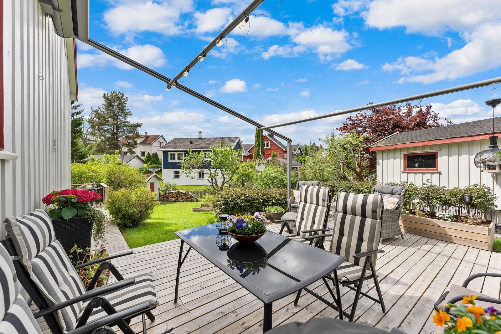 Terrassen med utgang fra stuen går rundt huset, og har en sone ekstra for avslapping og sosiale sammenkomster. Galleribilde