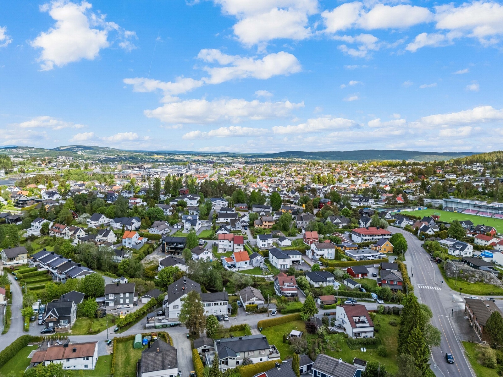 Beliggenheten kombinerer rolige boliggater med rask tilgang til natur, idrett og handel et komplett utgangspunkt for en aktiv og praktisk hverdag. Galleribilde