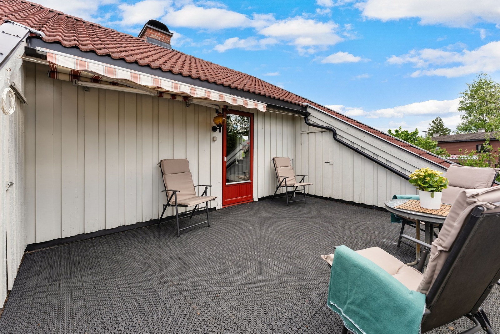 Her kan man nyte solen gjennom store deler av dagen i rolige og usjenerte omgivelser. Den skjermede beliggenheten gir en privat og avslappende atmosfære, perfekt for både morgenkaffen og lange sommerkvelder. Videre har takterrassen to romslige boder for r Galleribilde