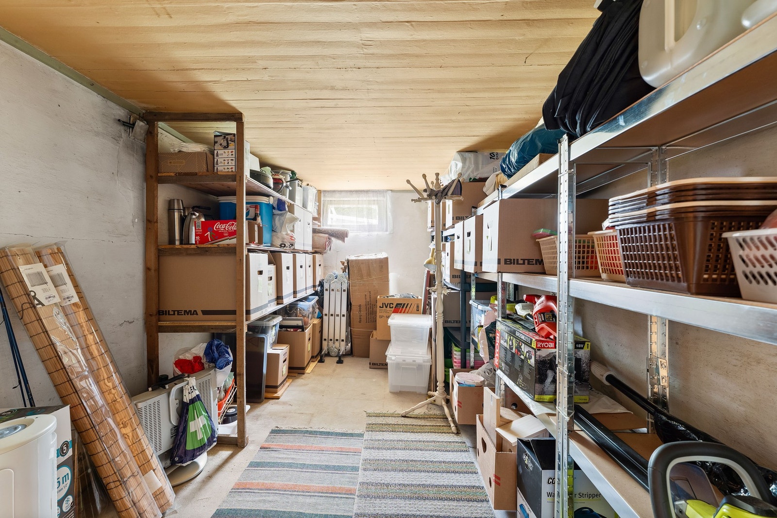Kjelleren byr på gode oppbevaringsmuligheter, her er det både et vaskerom og 4 boder. Galleribilde