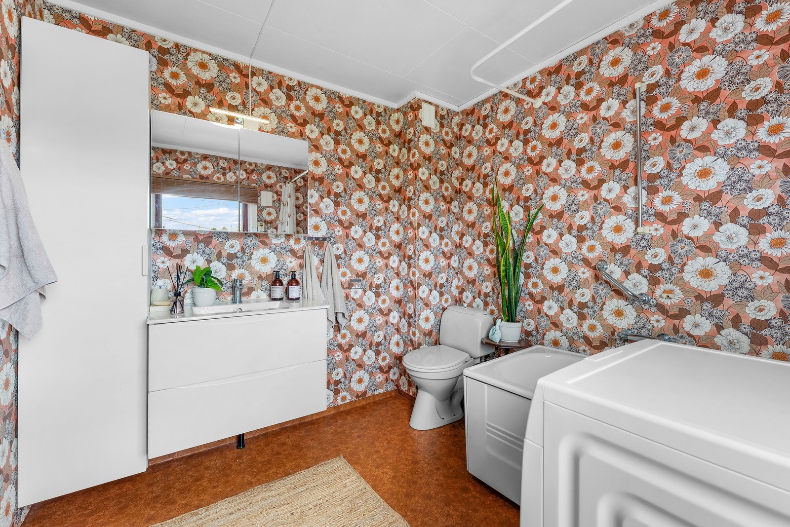 Rommet har en praktisk utforming med gode oppbevaringsmuligheter og opplegg for vaskemaskin. Badet fremstår funksjonelt og tilrettelagt for familiens daglige behov. Galleribilde