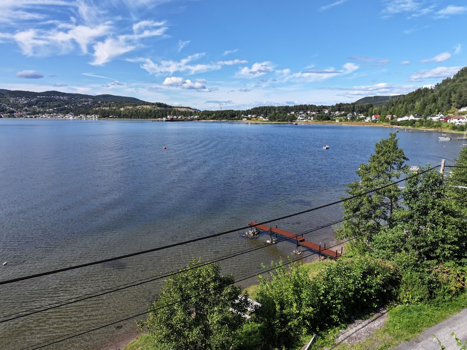Utsikt ned til egen brygge og inn mot Verksøya og Svelvik.
Bildet er tatt i august 2025 Galleribilde