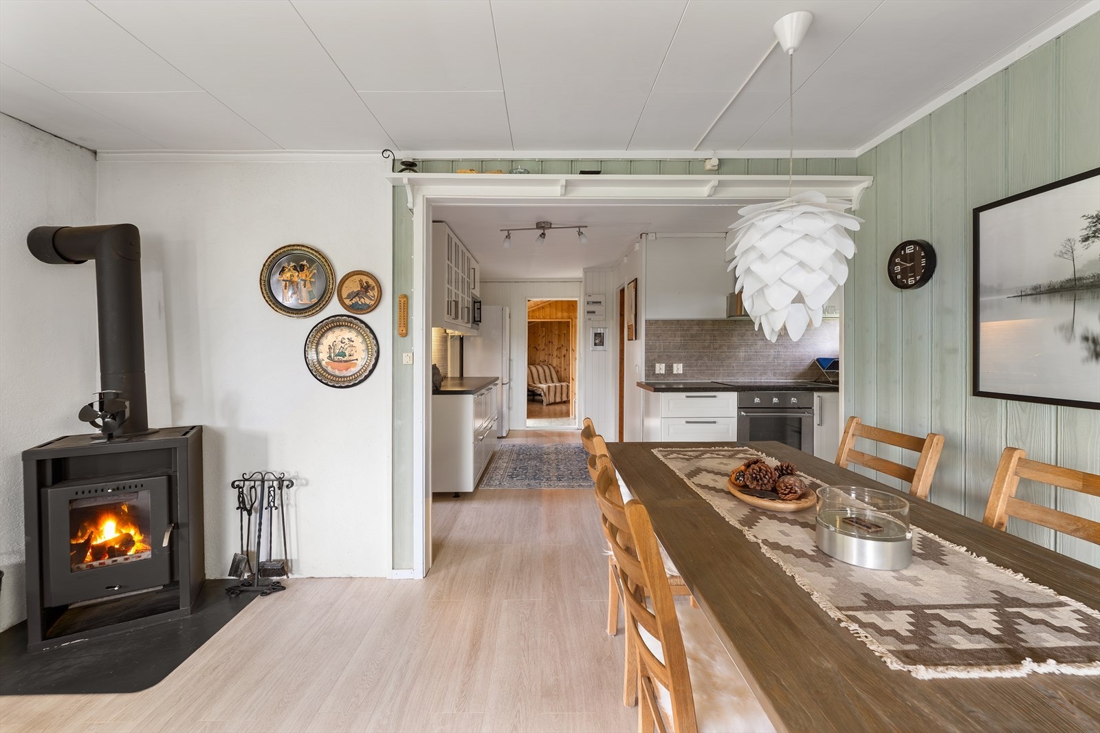 Stuen har en vedovn som sørger for god varme og en klassisk hyggestemning. Galleribilde
