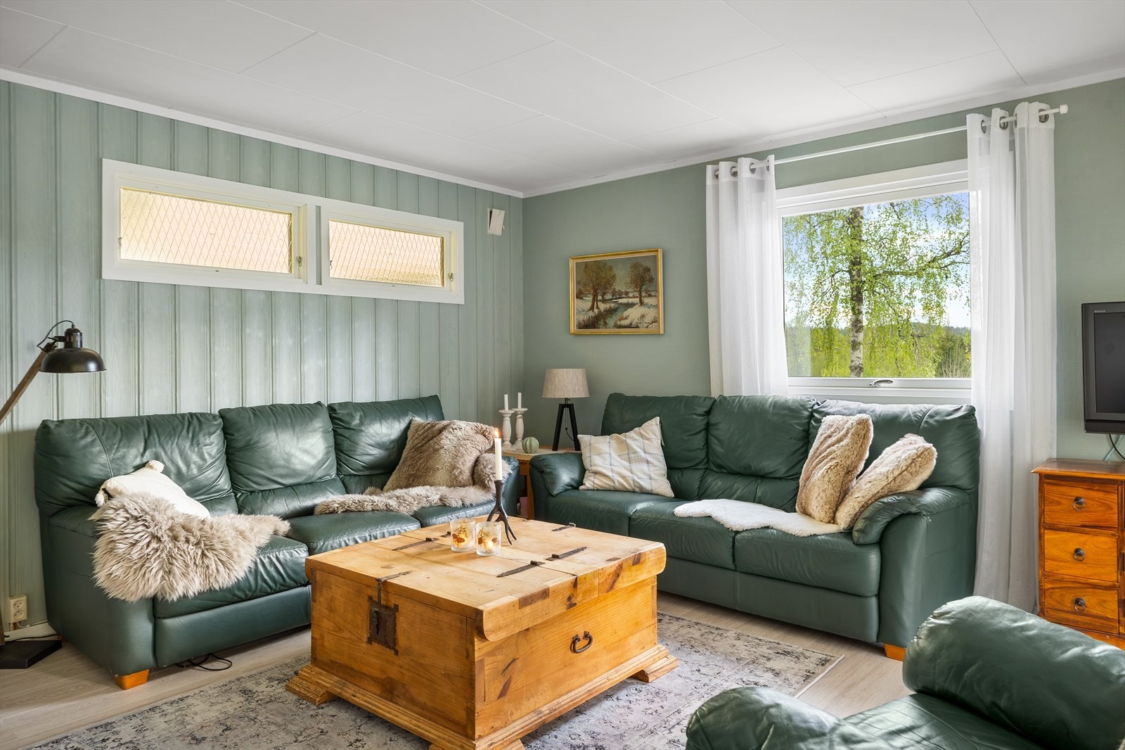 Vinduer med 2-lags glass og koblede glass gir utsyn mot naturen. Galleribilde