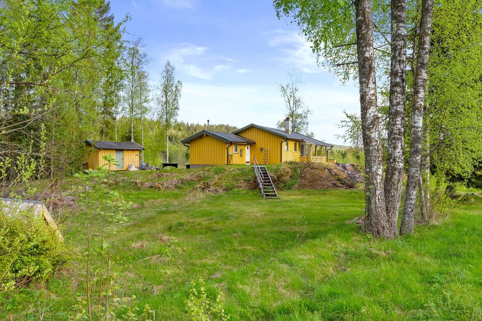 En sjarmerende fritidsbolig på en stor og naturnær eiertomt på ca. 3,9 mål, med uthus for ekstra lagring. Galleribilde