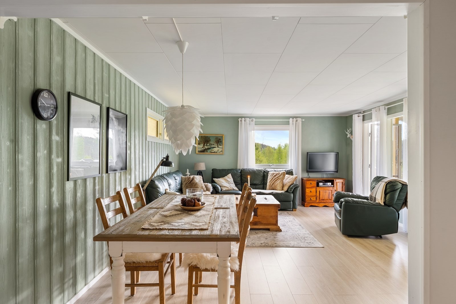 Fra stuen og spiseplassen ser du utover det grønne, landlige landskapet. Galleribilde