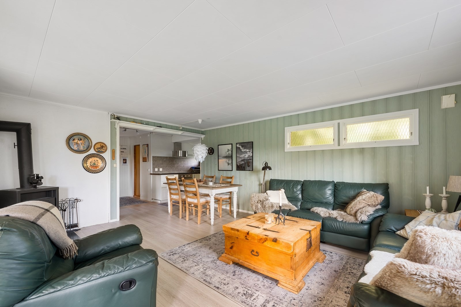 Det er god plass til en romslig sofagruppe, som gjør stuen til et naturlig samlingspunkt. Galleribilde