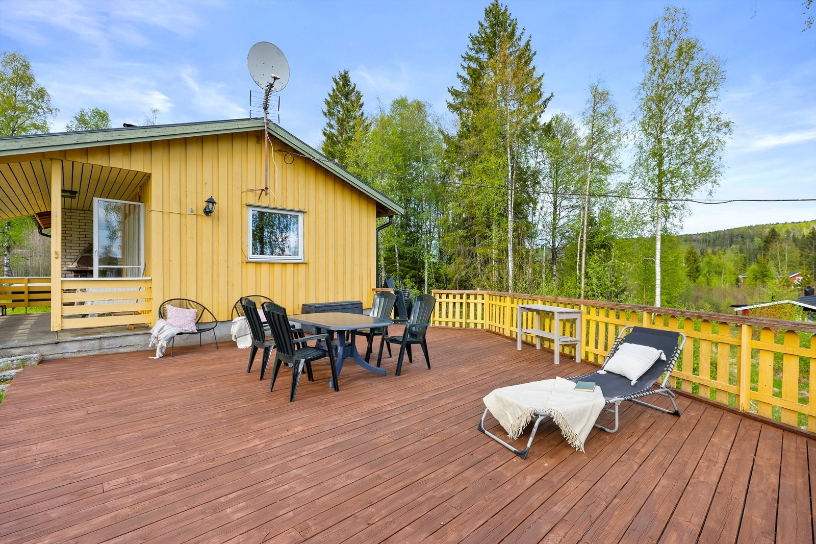 Terrassen er et perfekt sted for måltider, soling og rekreasjon gjennom sommerhalvåret. Galleribilde