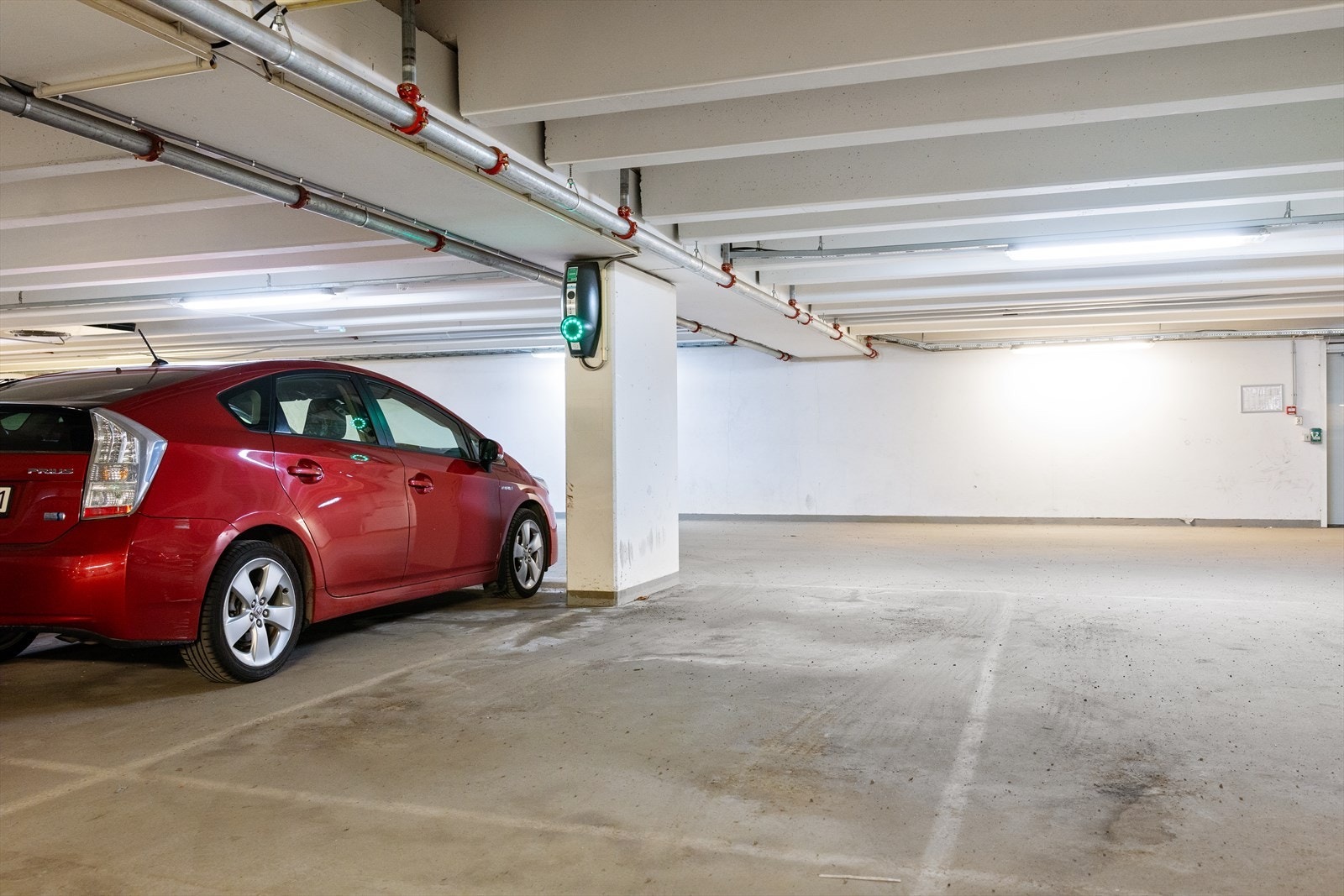 Det medfølger en parkeringsplass med elbillader. Parkeringsplassen er tilknyttet Grefsen stasjon p4 Garasjesameie. Det er heis direkte til garasjeanlegget, noe som gjør hverdagen enkel og behagelig. Galleribilde