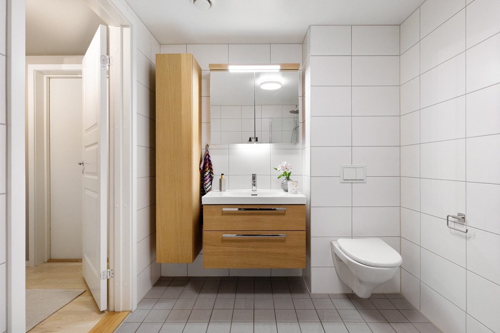 Badet fremstår som funksjonelt og godt utnyttet, med en enkel og praktisk utforming som ivaretar de daglige behovene. Det er opplegg for vaskemaskin. Galleribilde