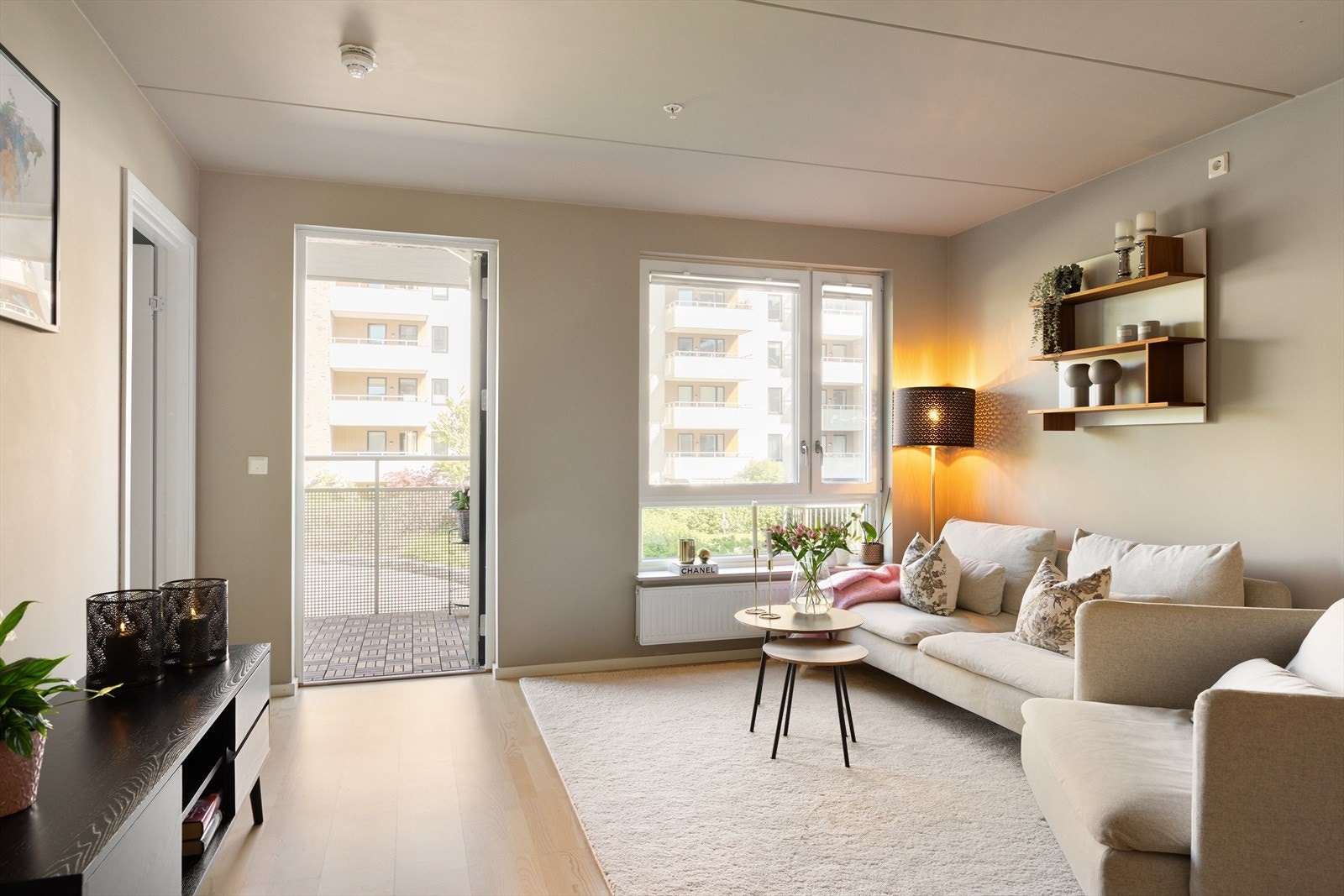 Stuen er romslig og innbydende, med plass til både sofagruppe, spisebord og øvrig innredning. Galleribilde