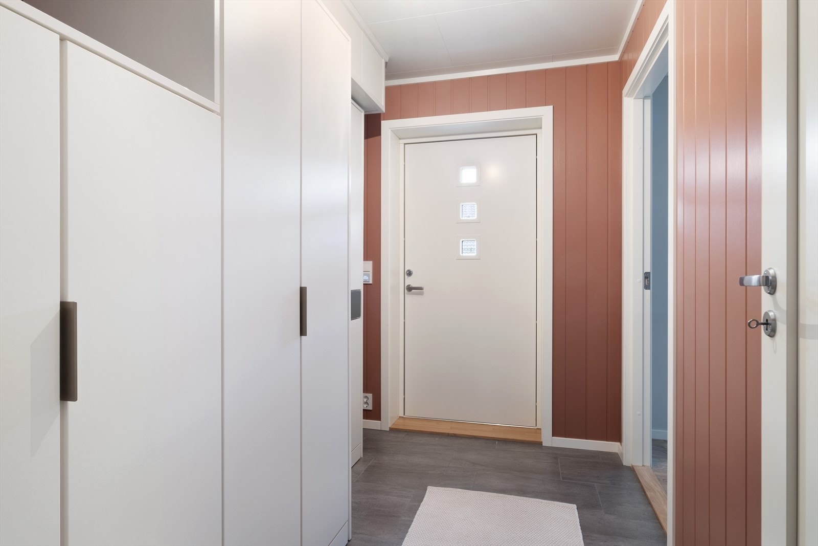 Velkommen inn - Romsleg entré med plass til oppbevaring av yttertøy og sko. Galleribilde
