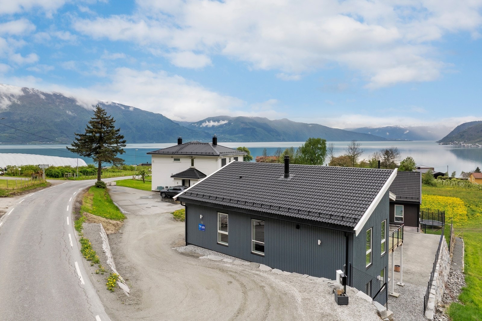 Utvendig har eigedomen tilkomst via eit gruslagt tun. Her ligg alt til rette for å skape ein hage og uteplass etter eigne ønskje og behov. Galleribilde
