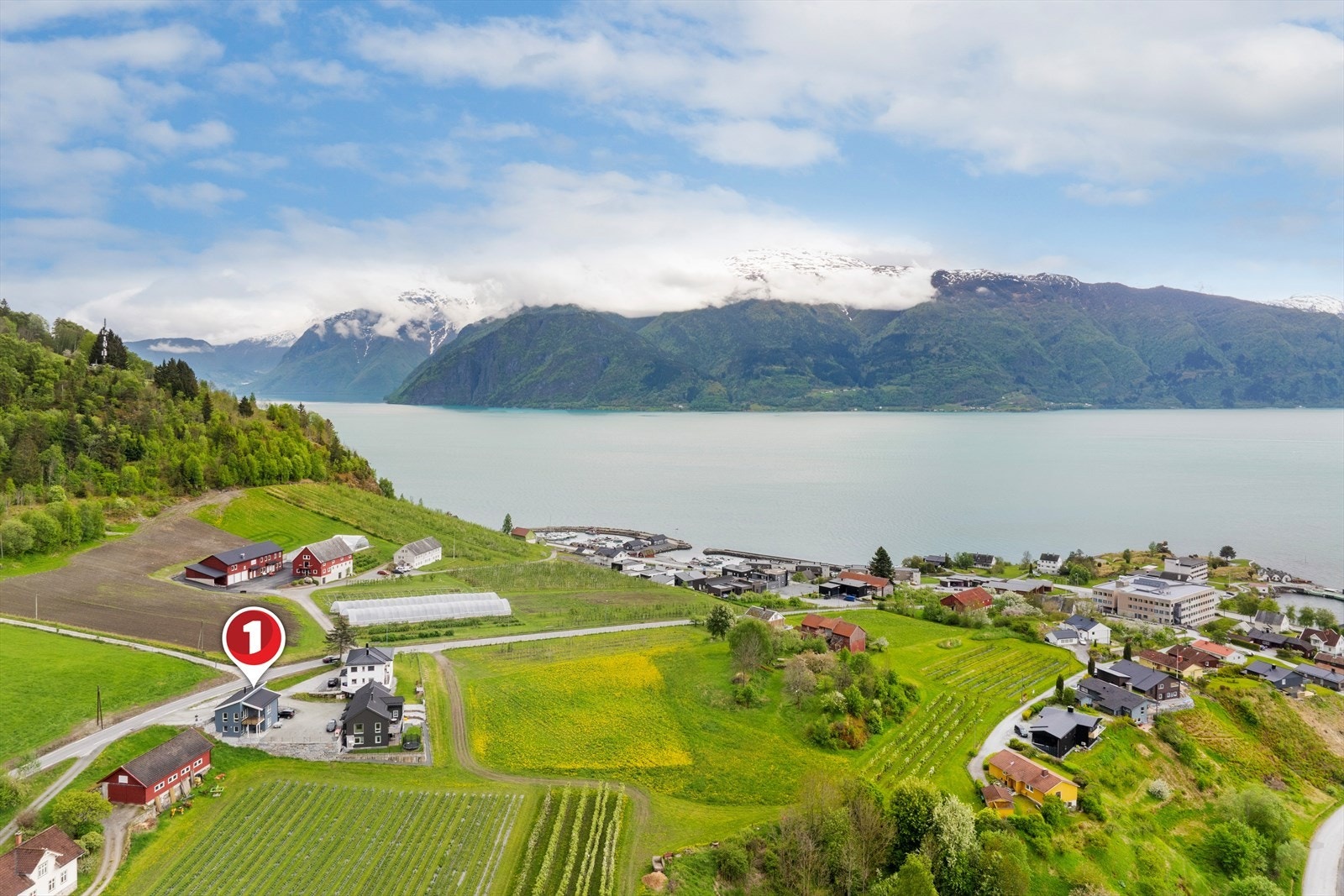 Her bur du sentralt til med kort avstand til barnehage, skule, butikkar og offentlege arbeidsplassar på Hermansverk. Galleribilde
