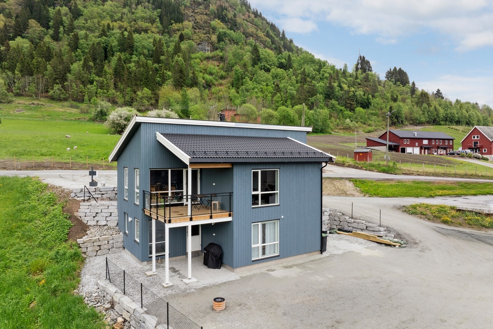 Velkommen til Njøsavegen 12 - Ein nyoppført einebustad plassert i naturskjønne og flotte omgivelsar på Leikanger. Foto: Creativision (Jonny Akselsen) Galleribilde