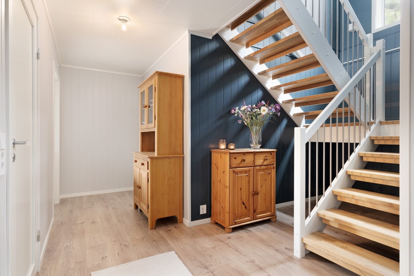 Videre inn til gang som leier opp til hovudetasjen via trapp, samt dei resterande romma i underetasjen. Galleribilde