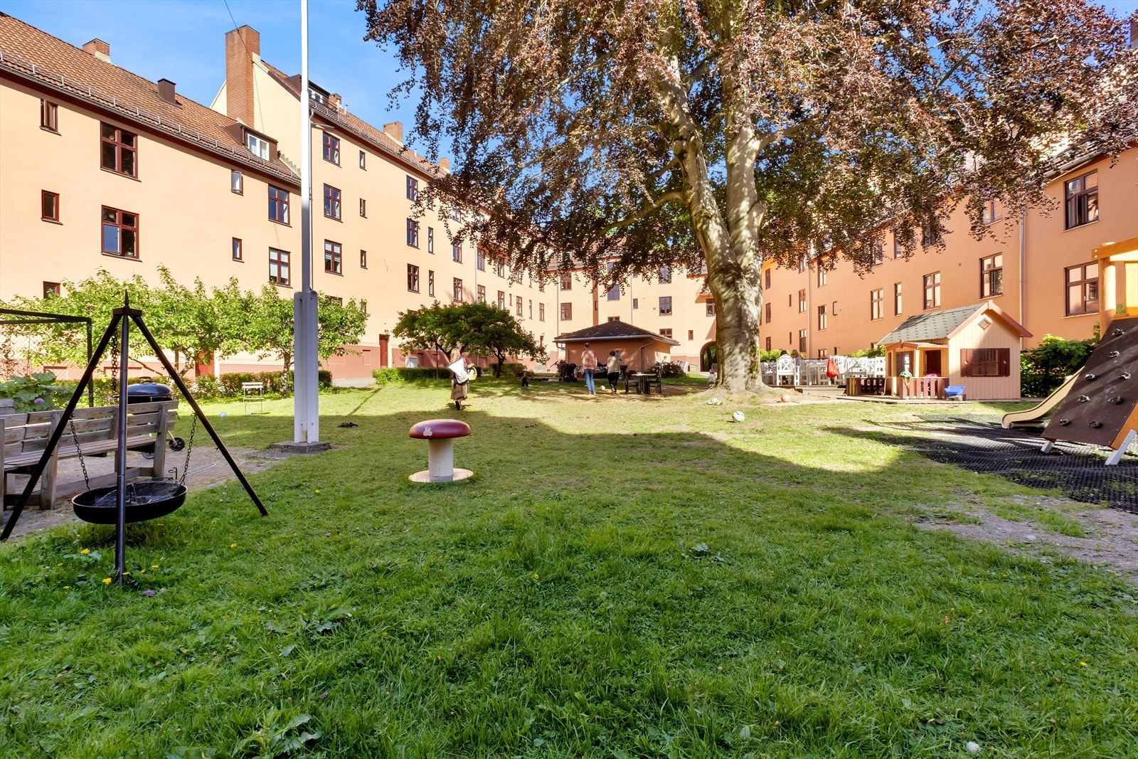 Frodige og hyggelig omgivelser i bakgården. Galleribilde