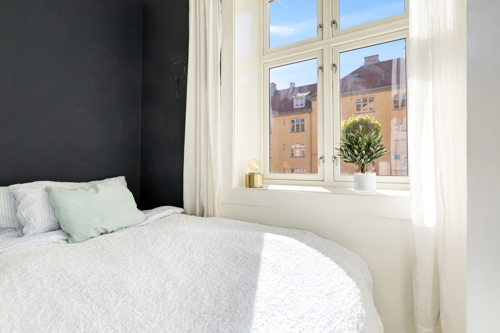 Leiligheten har en smart og skjermet sovealkove. Galleribilde