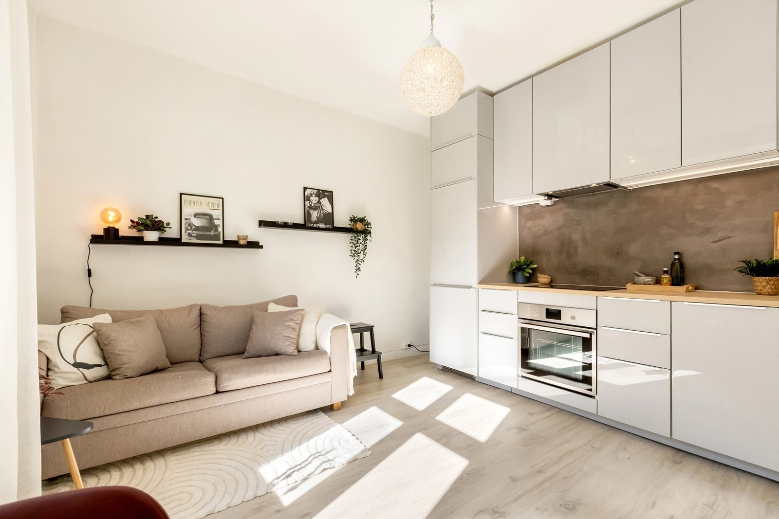 Planløsningen gir mulighet for flere møbleringsalternativer med god plass til sofagruppe med tilhørende møblement. Galleribilde