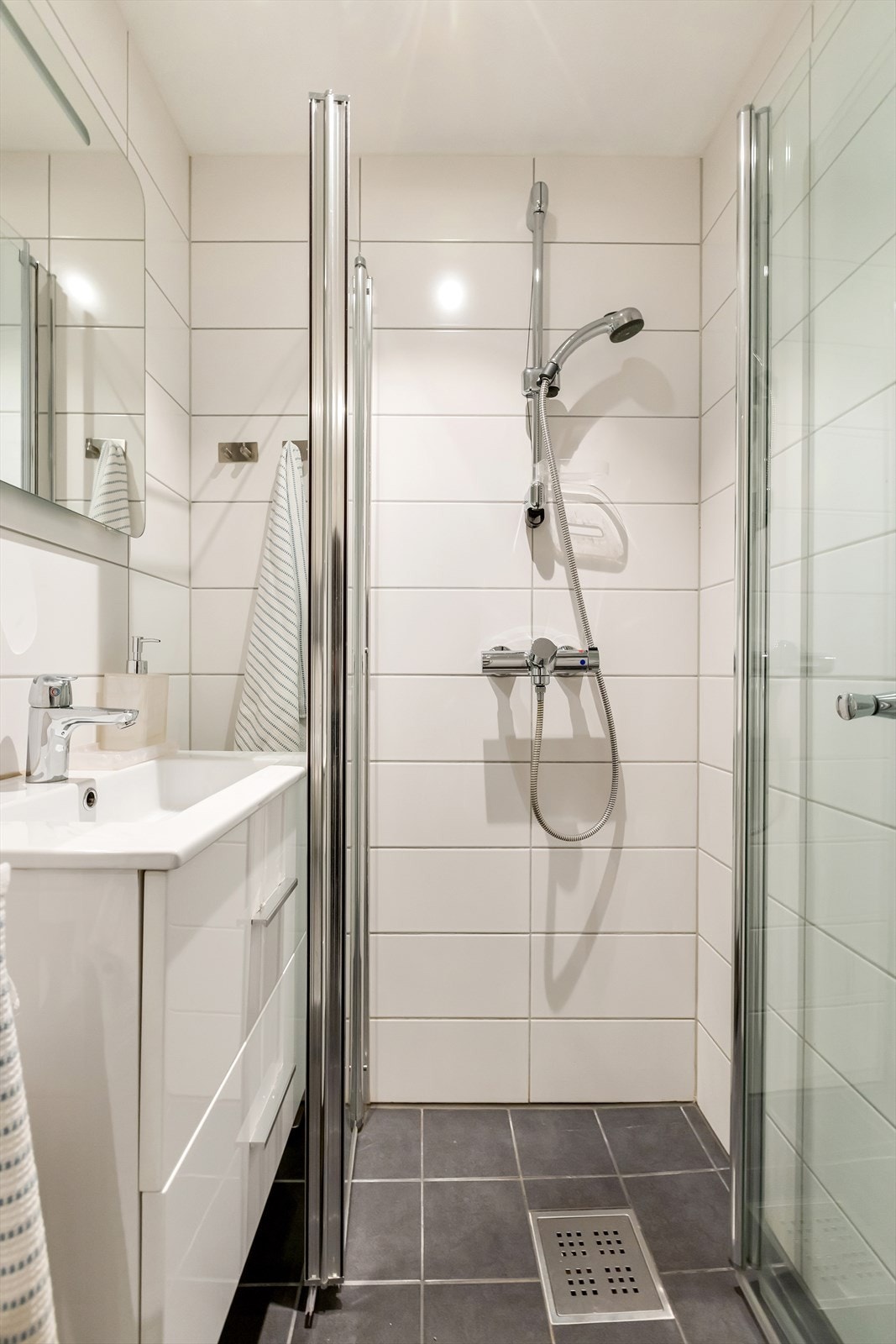 Badet har flislagte overflater og gulvvarme. Galleribilde
