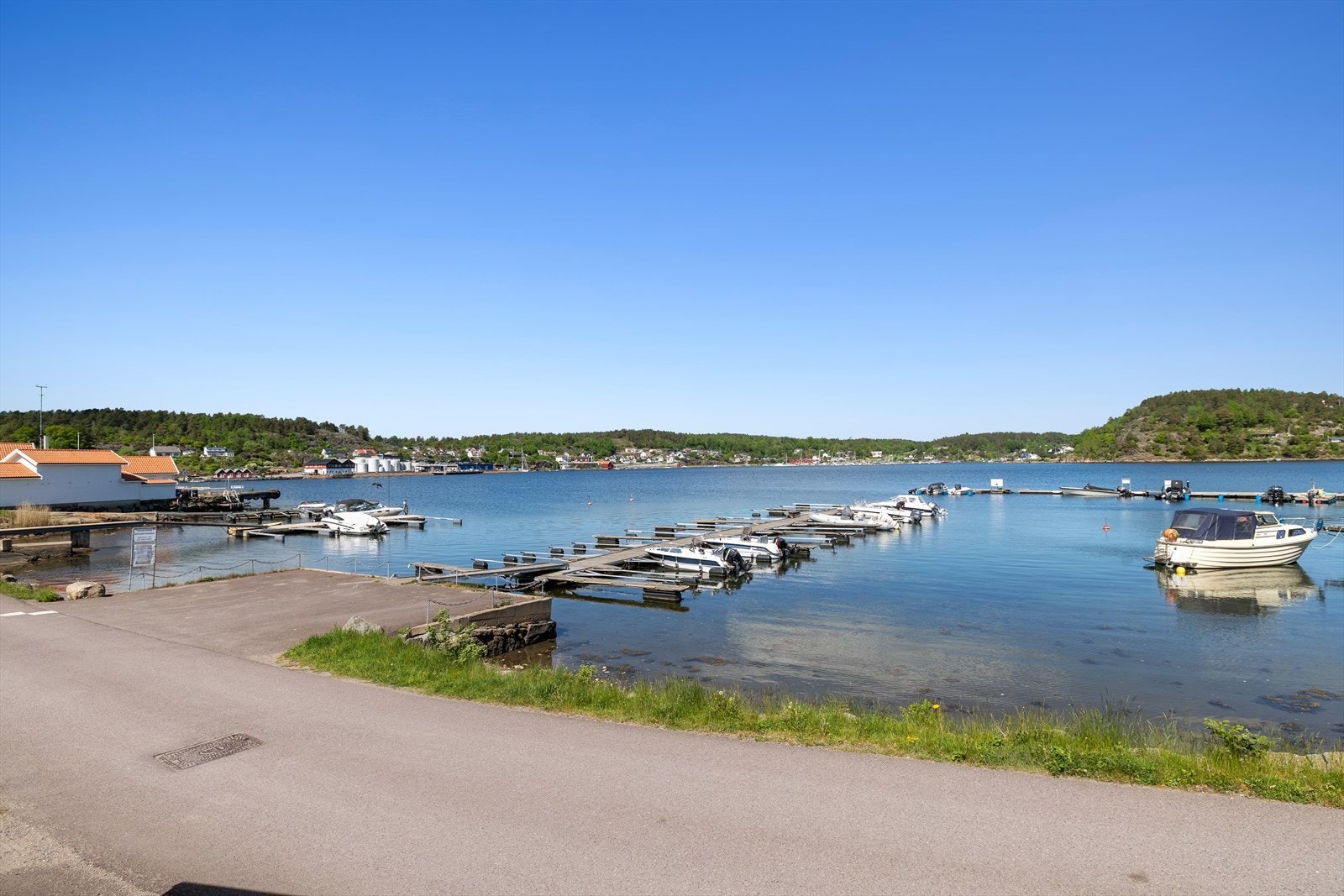 Båtplass/brygge med badestige finner du ca. 960 meter i luftlinje fra hytten. Galleribilde