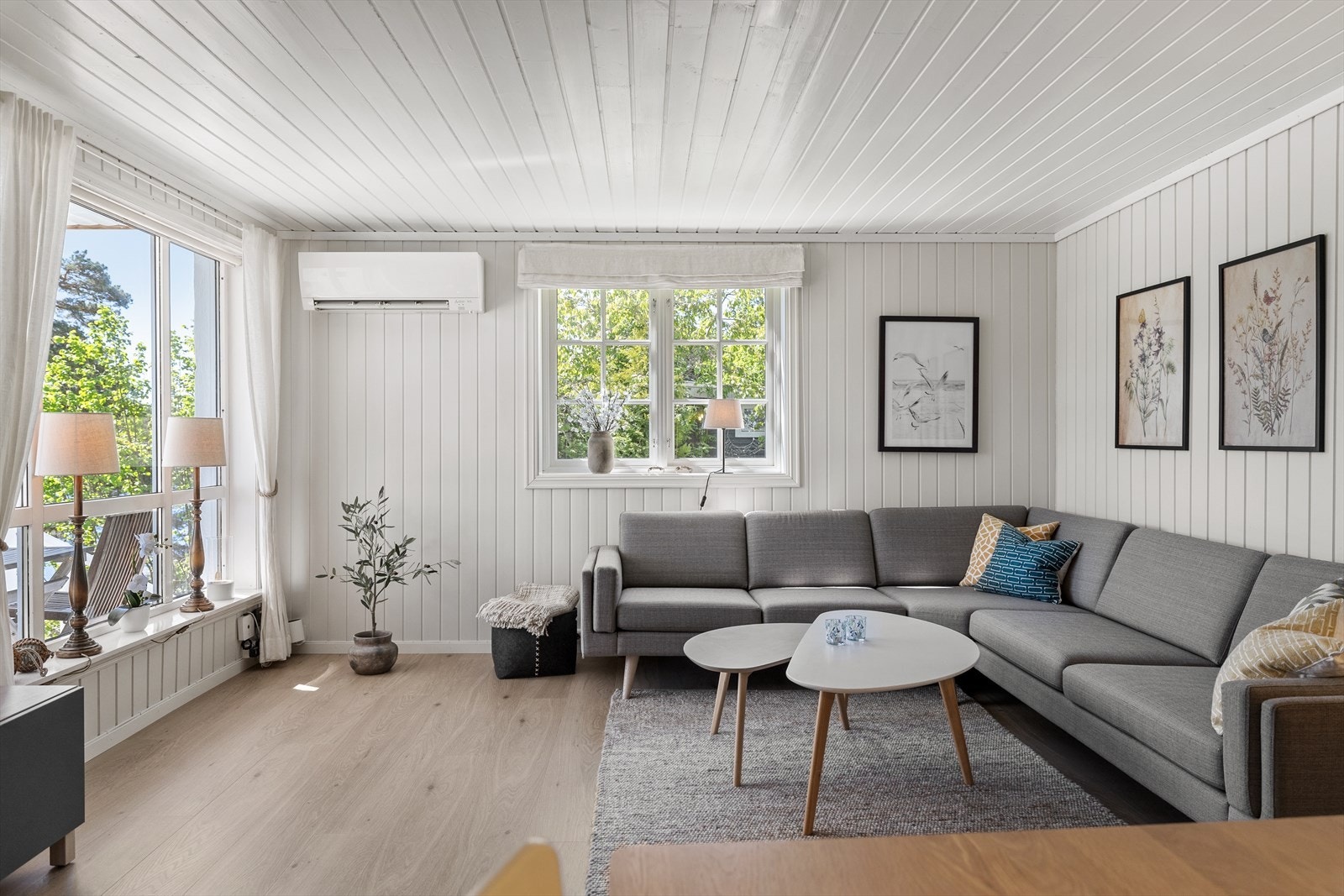 De store vindusfaltene gir godt med lysinslipp og utsikt over vannet. Galleribilde
