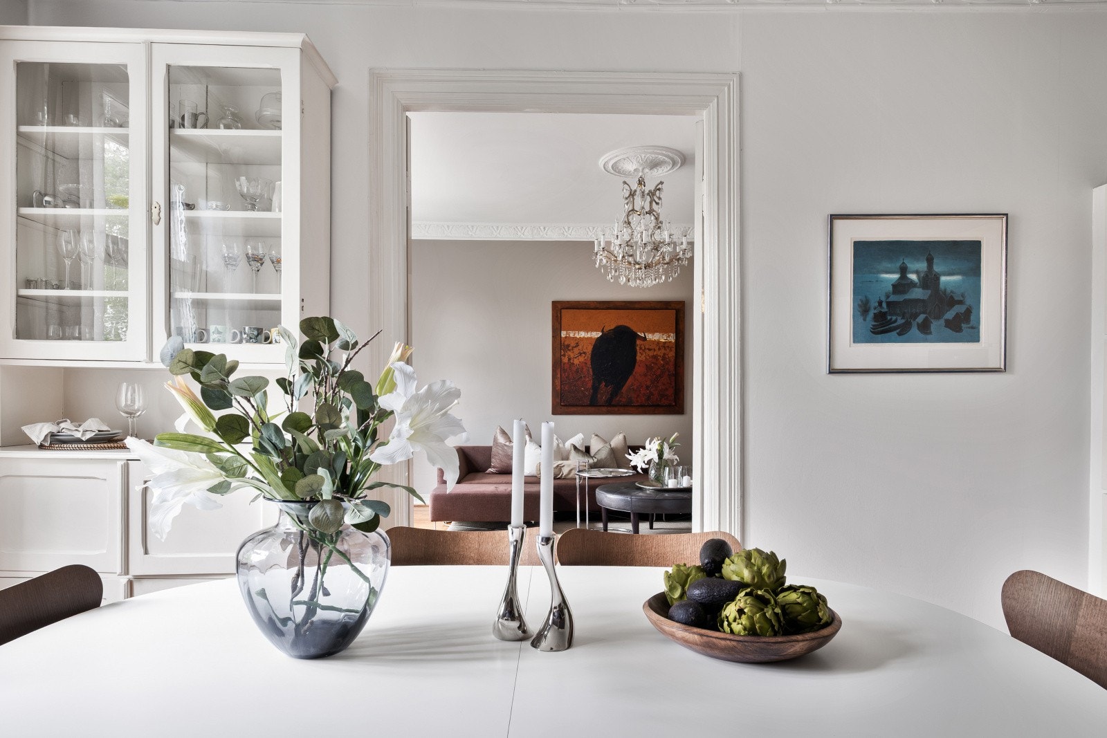 Det er godt med plass på kjøkkenet, og vitrineskap får sin naturlig plassering Galleribilde