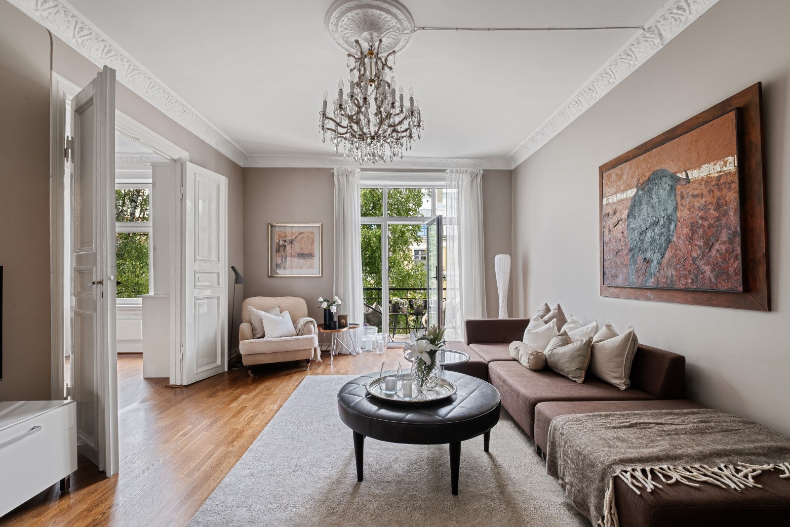 Leiligheten har videre vakre originale detaljer som stukkatur og rosett som setter et gjennomgående elegant preg Galleribilde