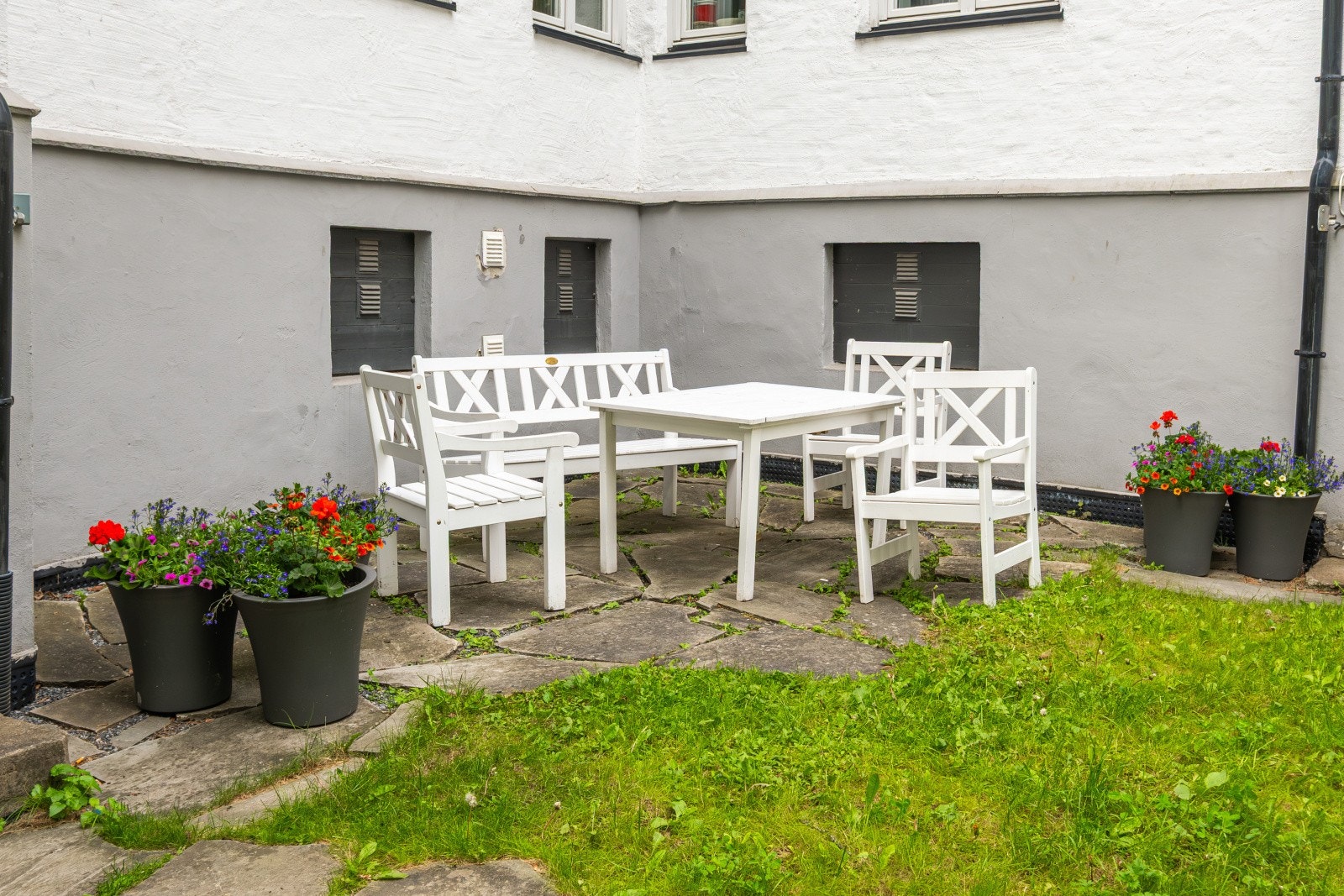 Svært hyggelig bakgård med sitteplasser Galleribilde